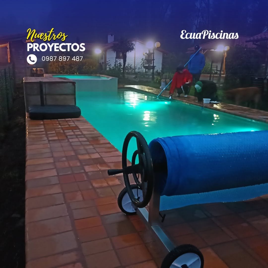 Equipo trabajando en el mantenimiento de una piscina